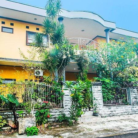 Spot On 91620 Skypiea Guest House Тасікмалая Екстер'єр фото